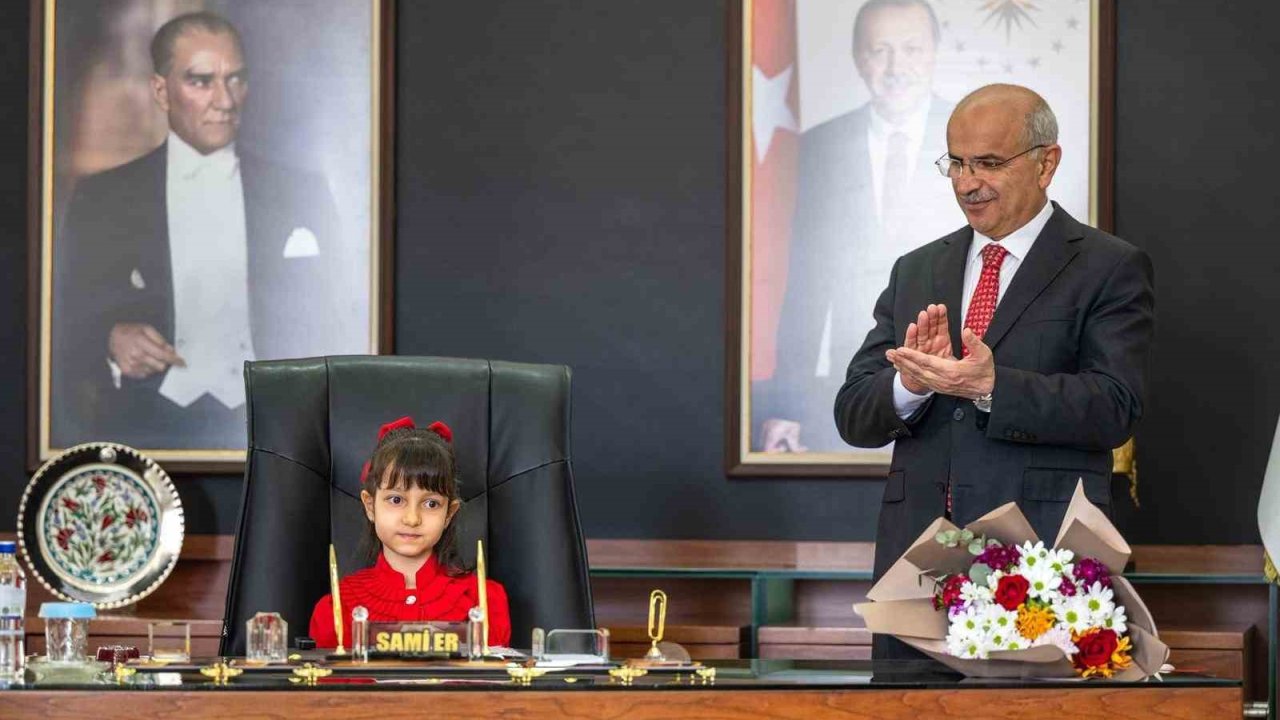 Malatya Büyükşehir Belediye Başkanı Sami Er, koltuğunu Ece Sayar’a devretti