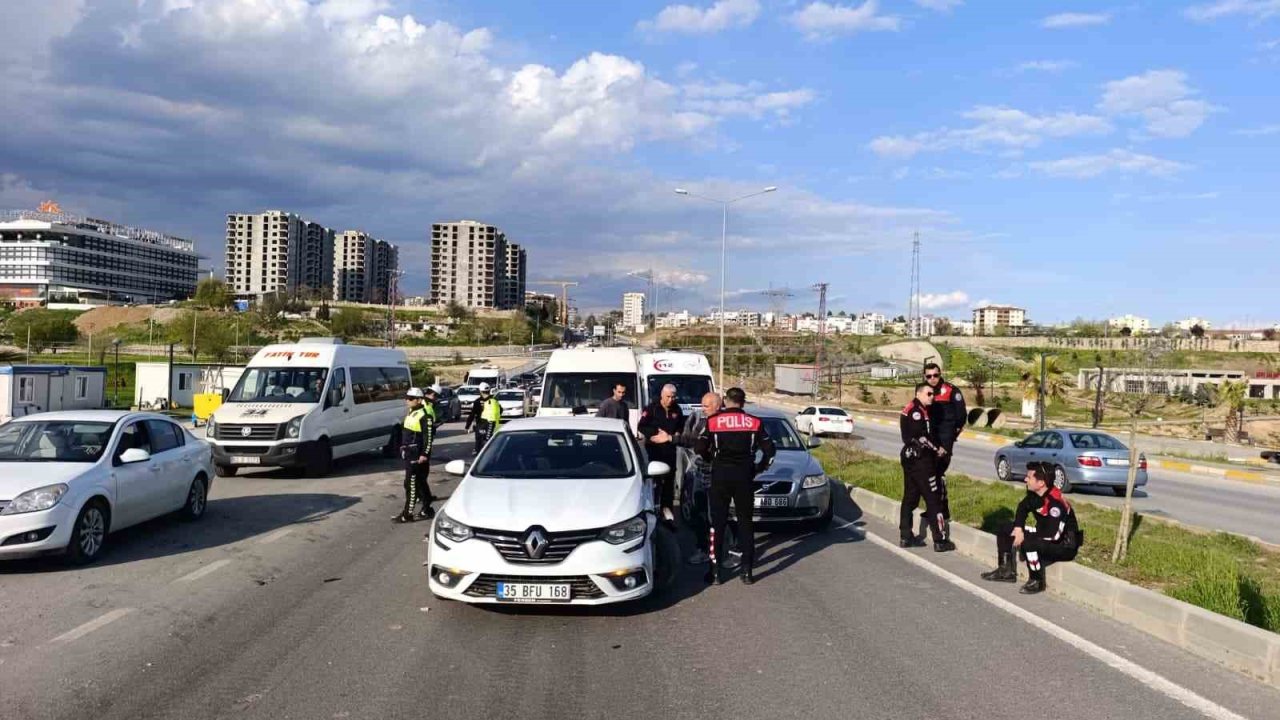 Minibüs ile iki otomobil çarpıştı: 1 yaralı