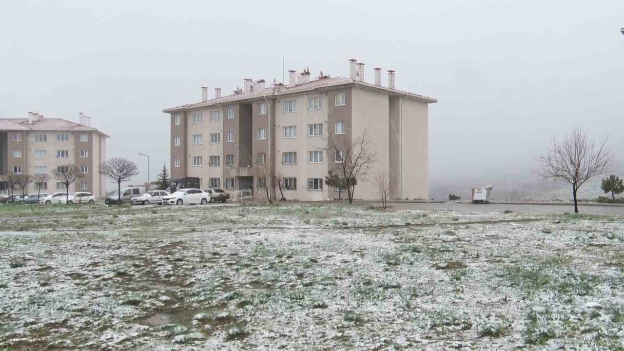 Başkentte kar ve karla karışık yağmur etkili oldu