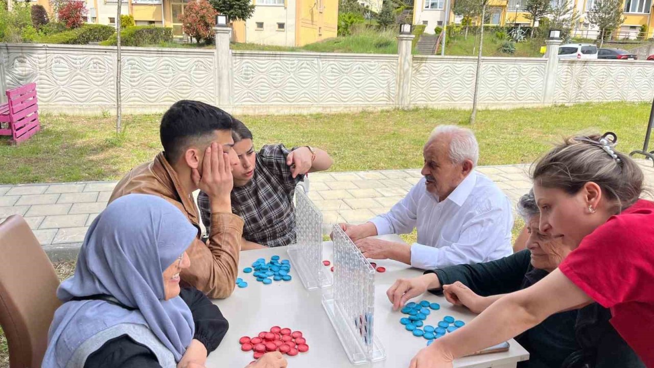 Gönüllü gençlerden alzheimer hastalarına moral desteği