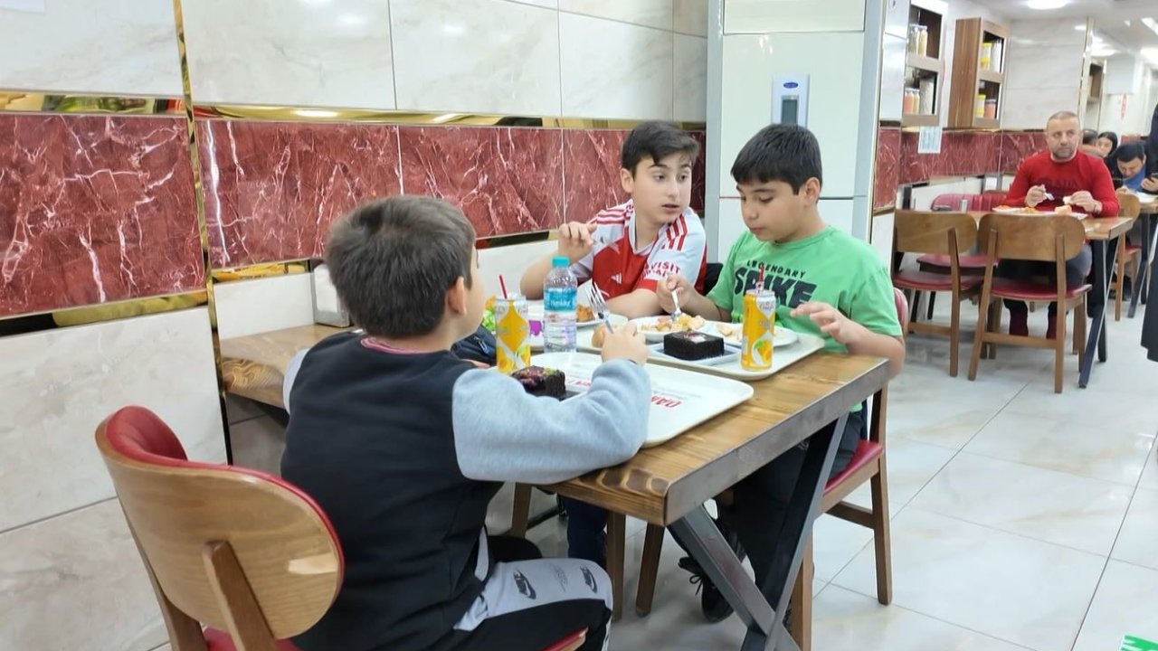 Avcılar’da bir esnaf 23 Nisan dolayısıyla çocuklara ücretsiz yemek ikram etti