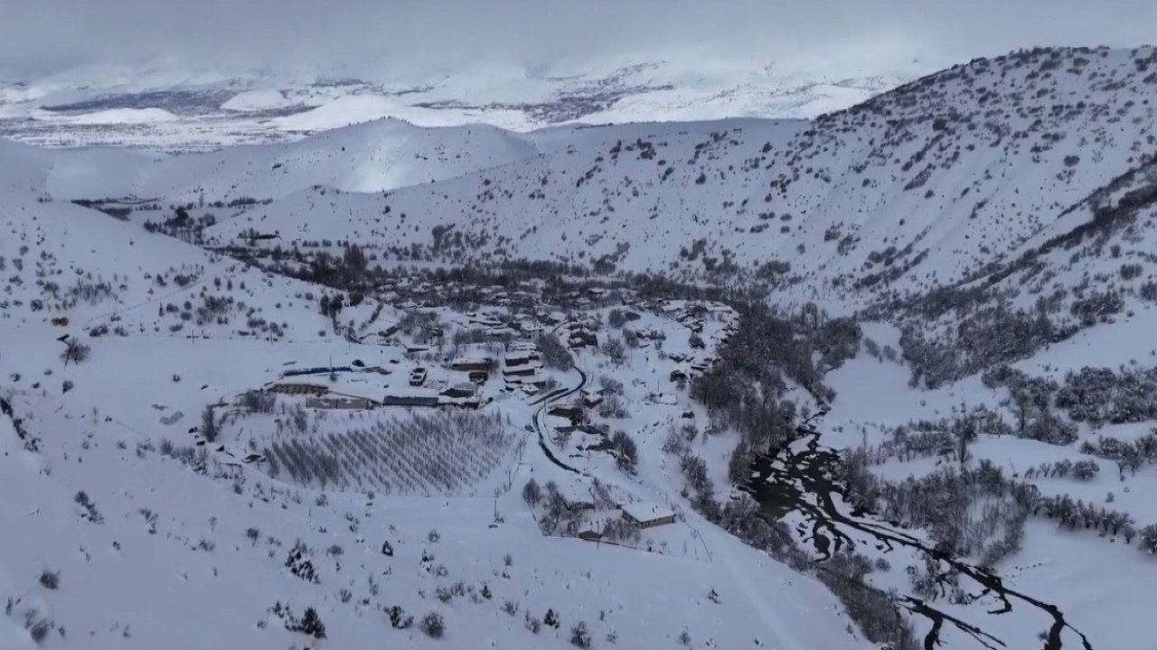 Refahiye’de nisan ayında kar sürprizi