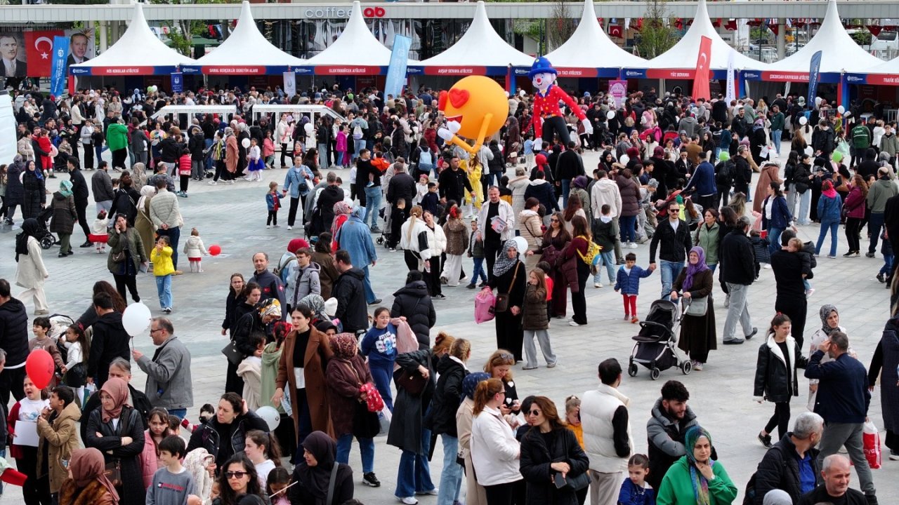 İzmit’te 23 Nisan’a uluslararası ilgi: Çocuklar bayram coşkusunu birlikte yaşıyor