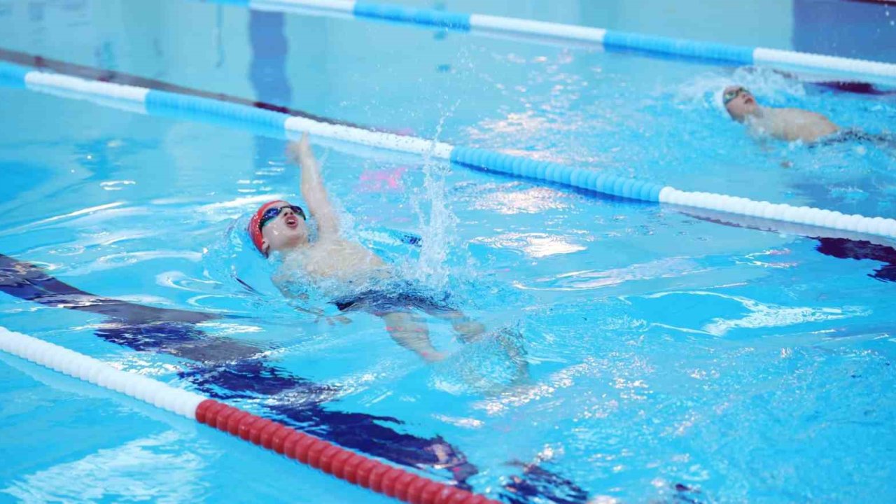 Osmangazi Yüzme Şenliği’nde kazananlar kupalarını aldı