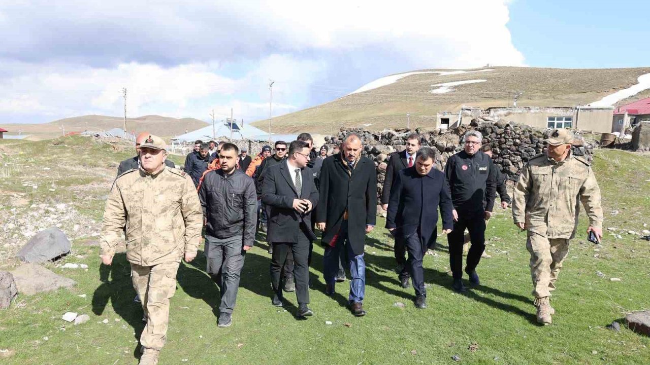 Ağrı Valisi Önder Bozkurt deprem bölgesinde