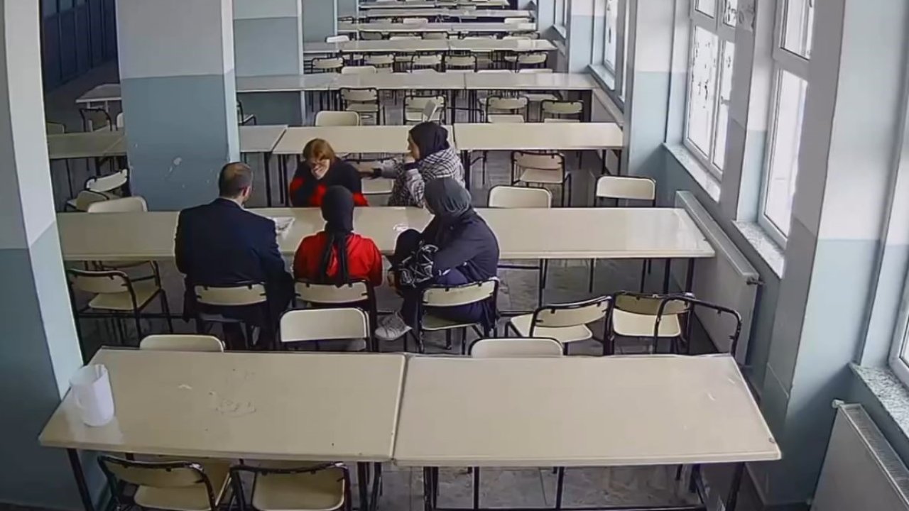 Öğrencisini Heimlich manevrasıyla kurtardı