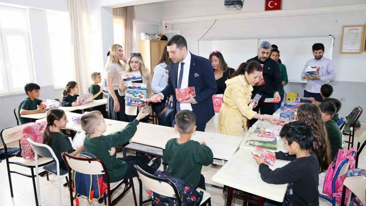 Adana’da çocuklar unutulmadı