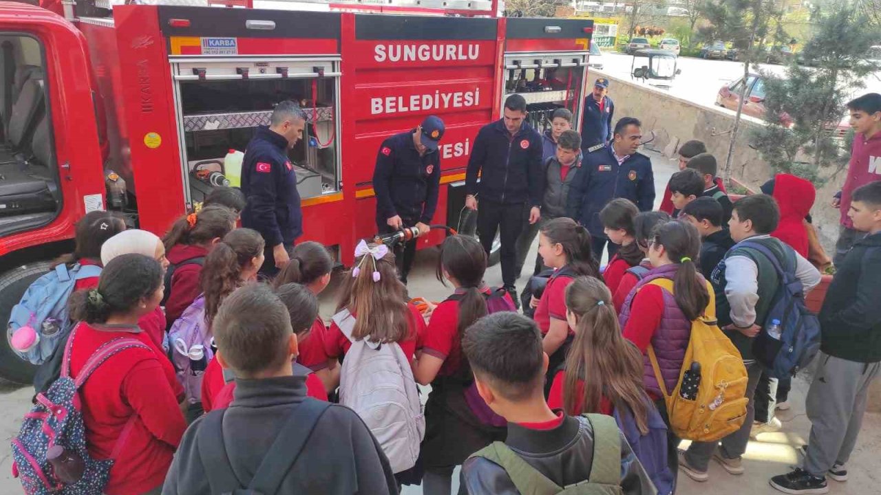 İtfaiye ekiplerinden öğrencilere eğitim