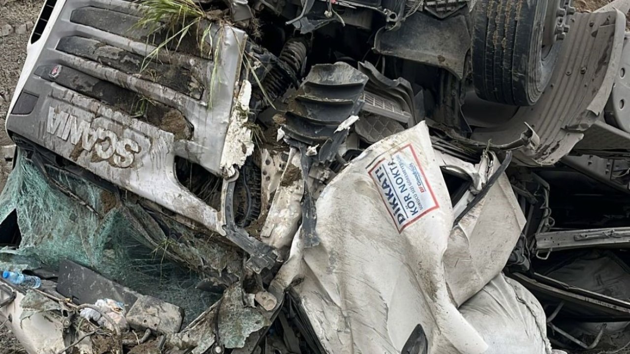 Yoldan çıkan tır hurdaya döndü: 1 yaralı