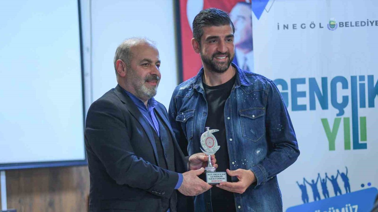 İnegölspor kalecisi Bekir Sevgi ’yılın en iyi sporcusu’ seçildi