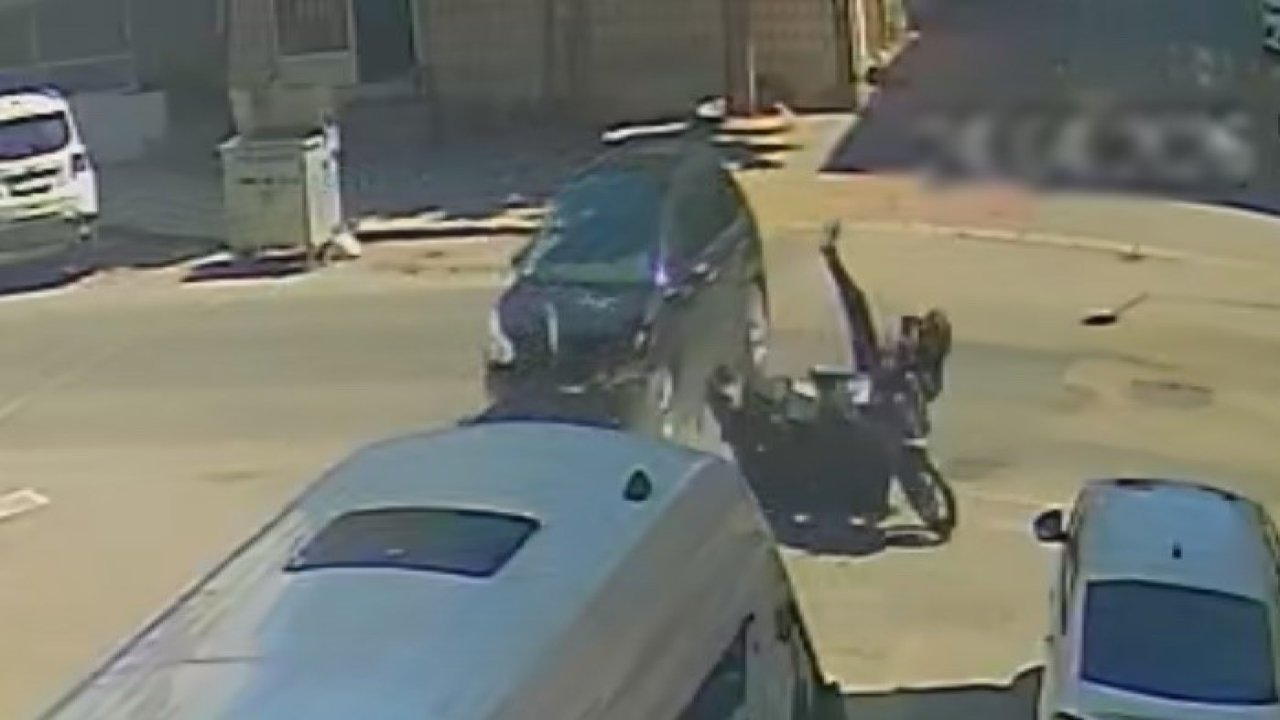 Otomobille çarpışan motosikletlinin savrularak yaralandığı kaza kamerada
