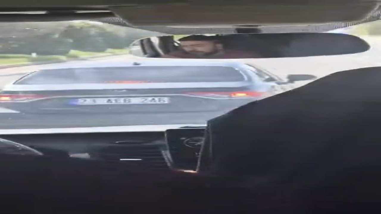 Elazığ’da maganda dehşeti: Otomobiliyle yolcu minibüsünü sıkıştırdı