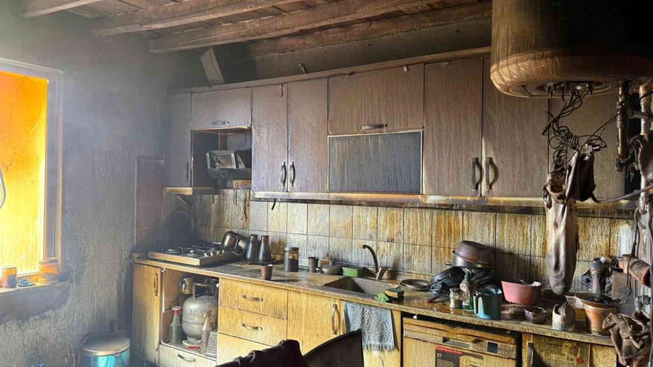 Alevlere teslim olan ev kullanılmaz hale geldi