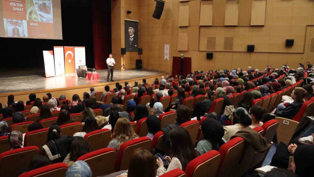 Mesleki tecrübelerini aday öğretmenlerle paylaştı