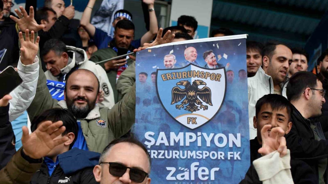 Şampiyon taraftarlara bayrak ve poster jesti