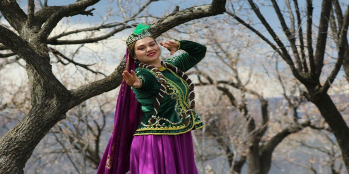 Kars'ta çiçek açan bağlarda Kafkas dansı görsel şölene dönüştü