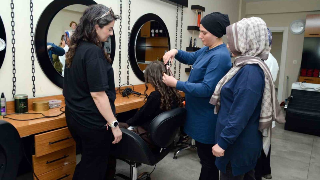 Kadınlar DİSMEK’te meslek öğreniyor