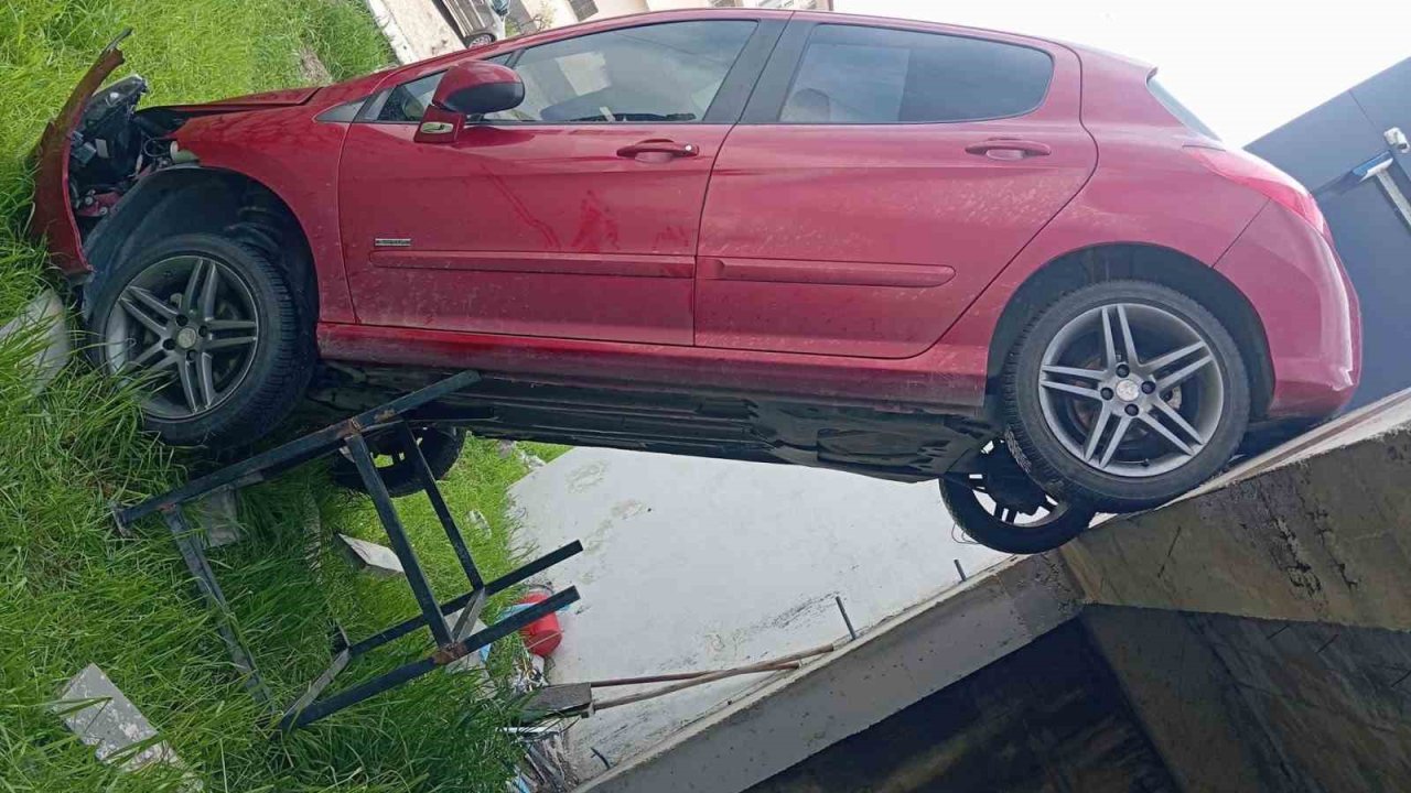 Şarampole uçan otomobil dik kaldı: 1 yaralı