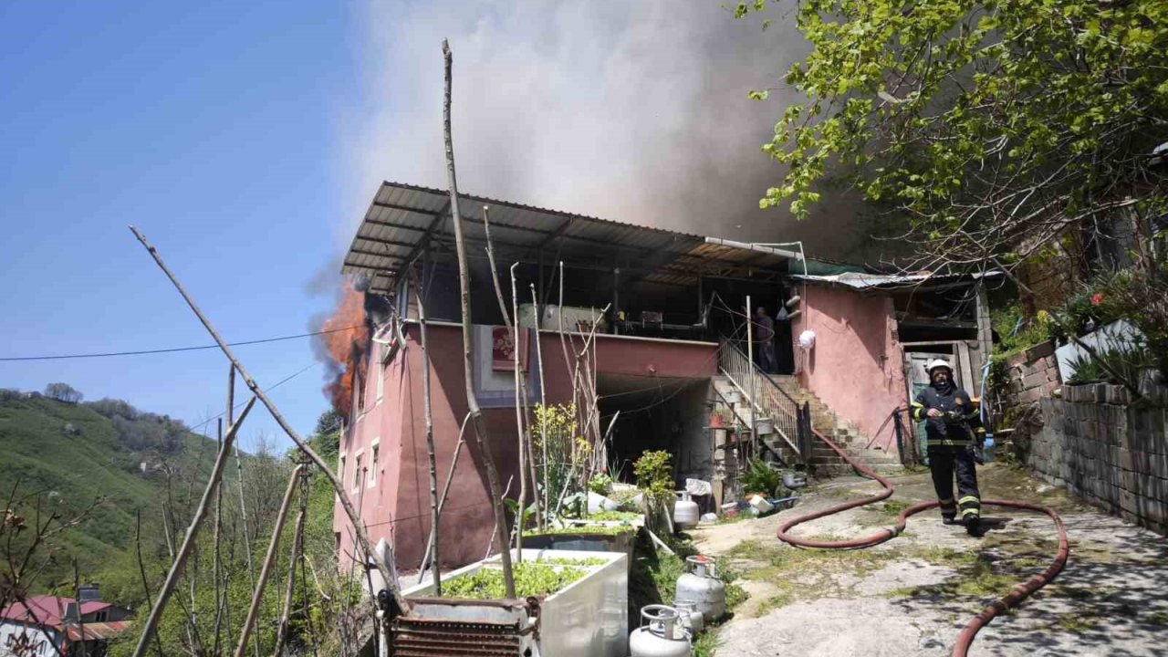 Yangında eşyalar küle döndü, Kur’an-ı Kerim zarar görmedi