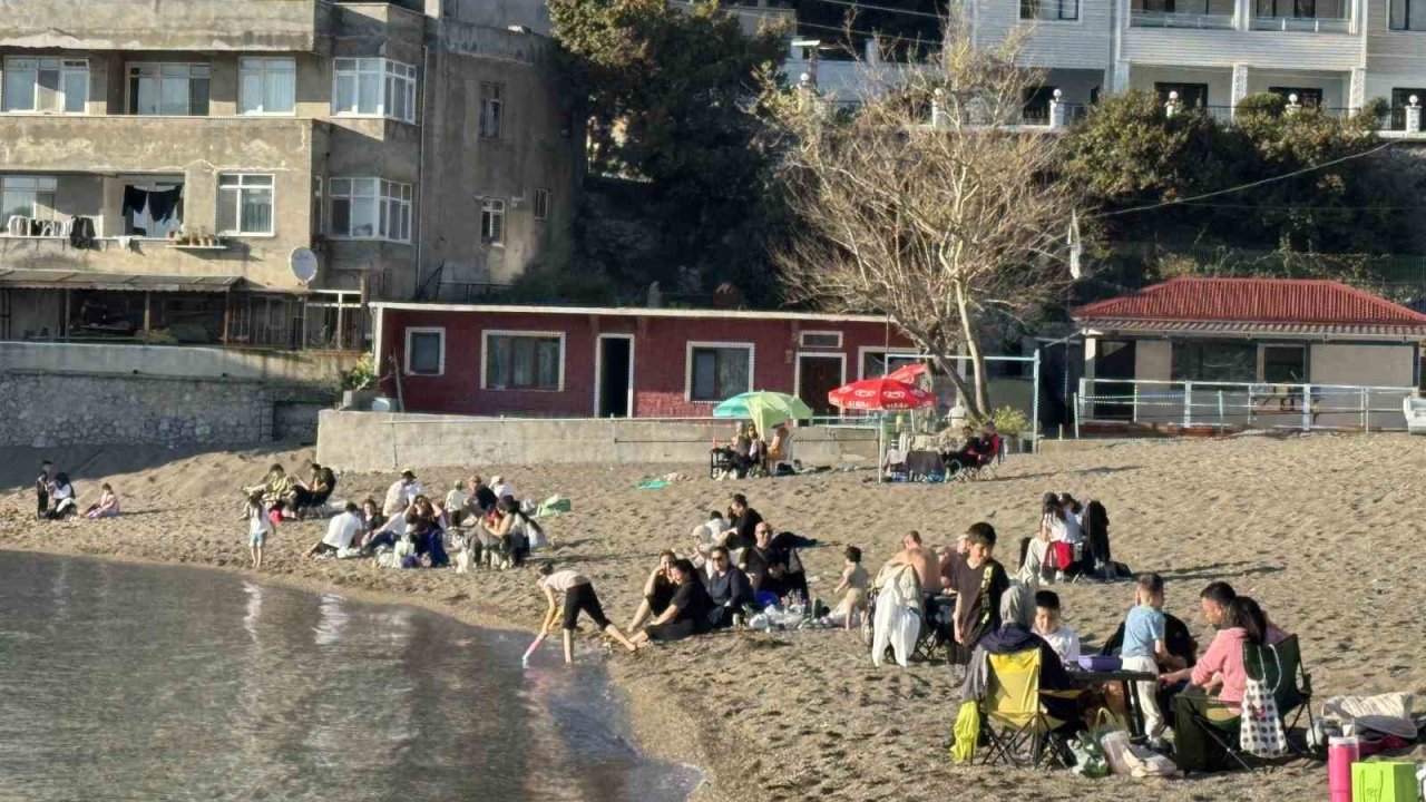 Sıcak havanın tadını sahilde değerlendirdiler