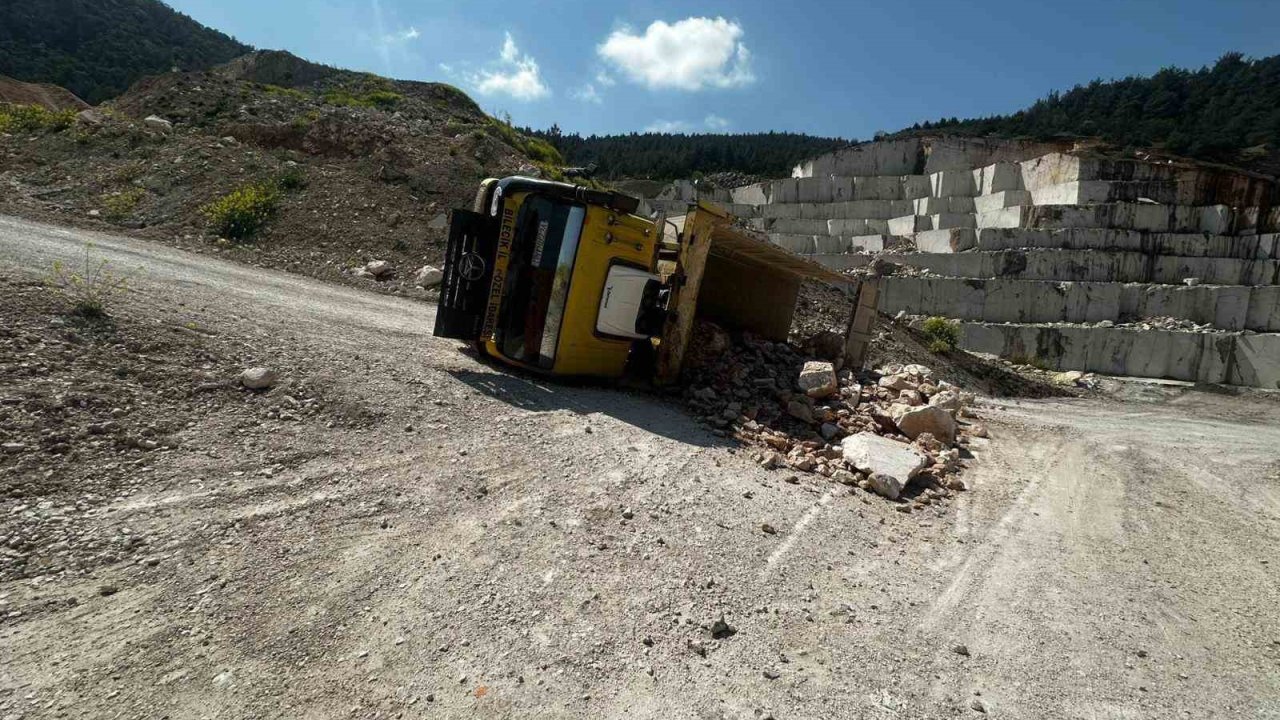 Bilecik’te taş yüklü kamyon devrildi: 2 yaralı