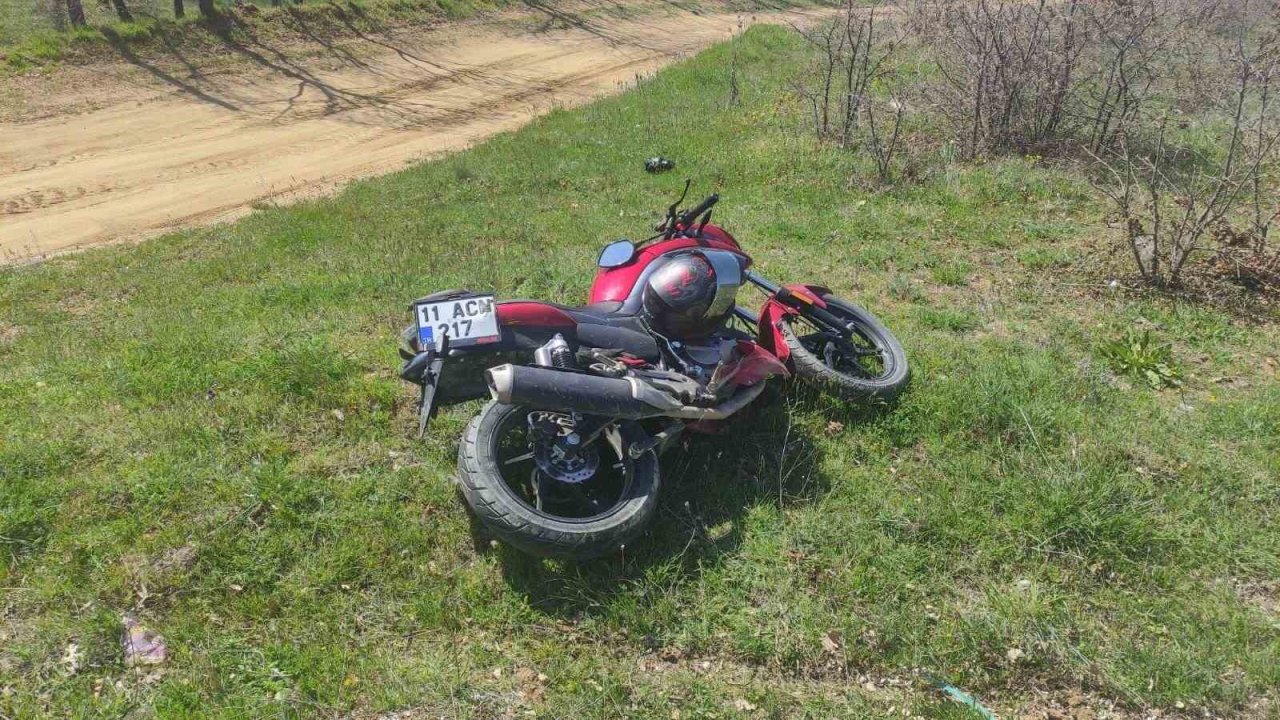 Motosiklet trafik tabelasına çarptı: 1 yaralı