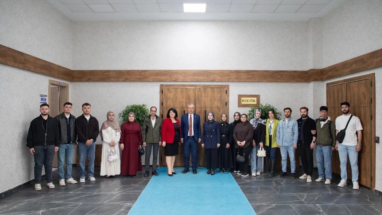 Öğrenciler vakıf eserleri deneyimlerini rektörle paylaştı