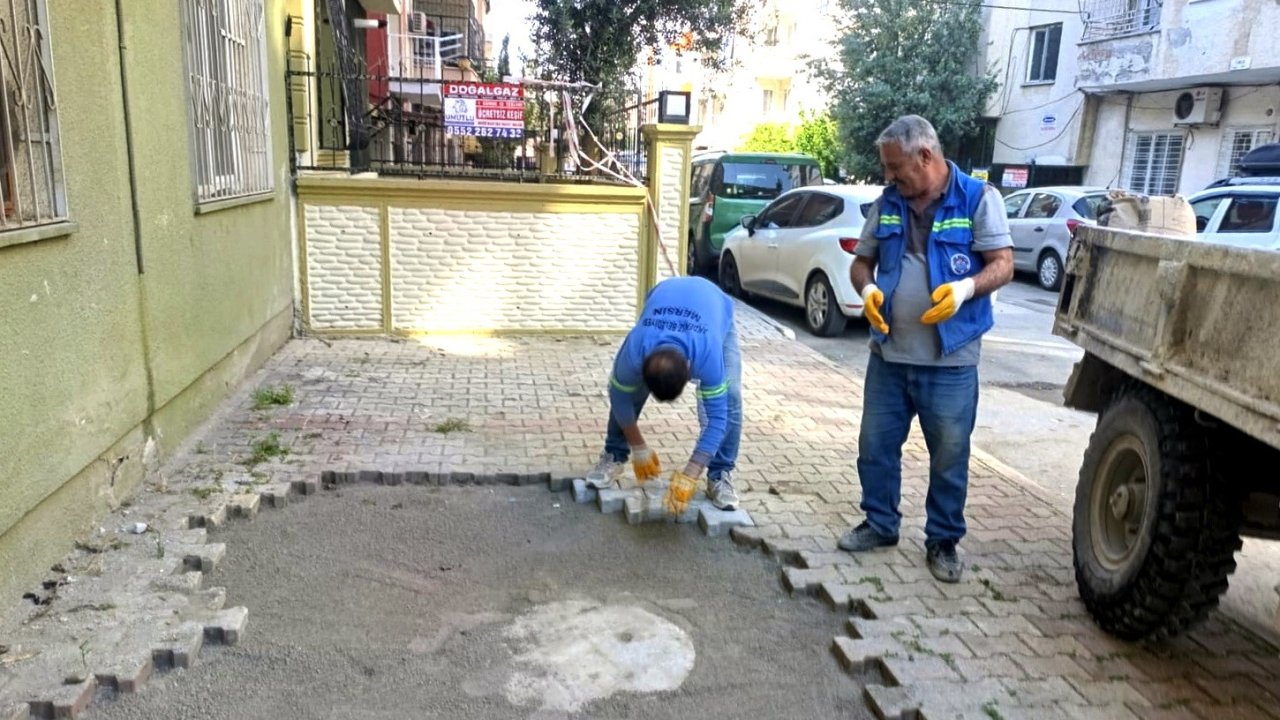 Akdeniz’de yol ve kaldırımlar yenileniyor