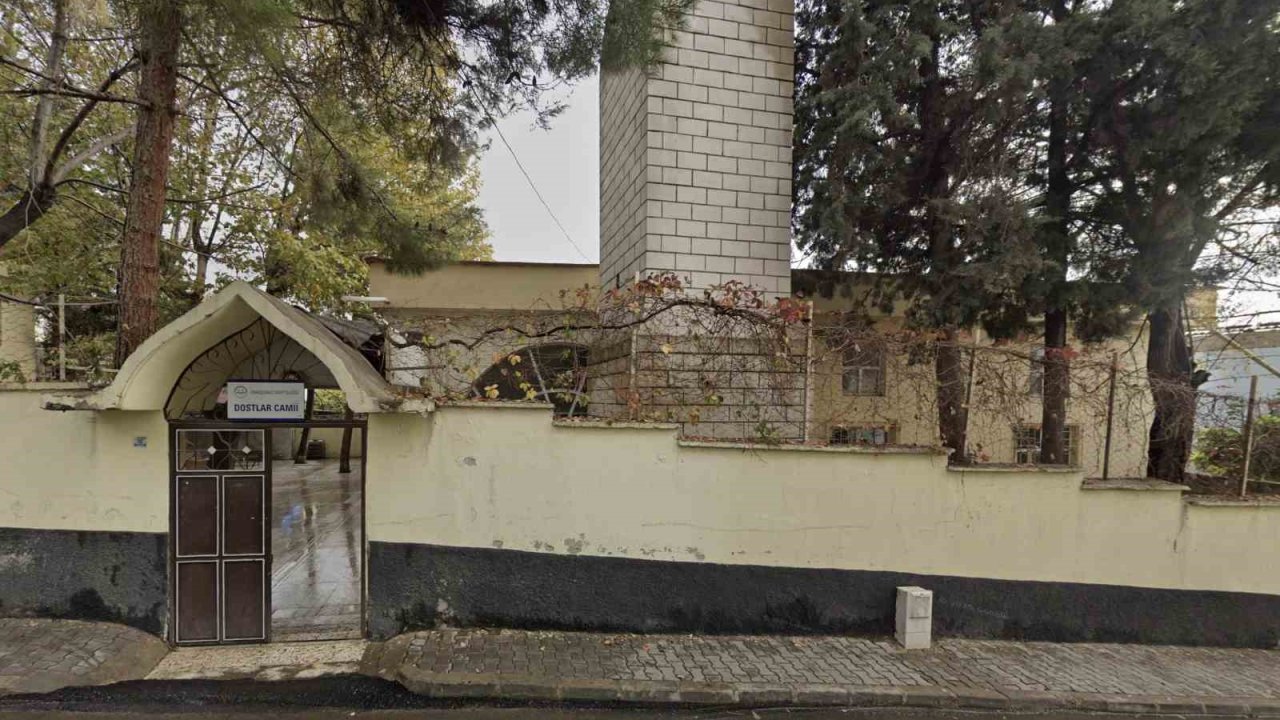Depremde yıkılan Dostlar Camii, yeniden ayağa kalkıyor