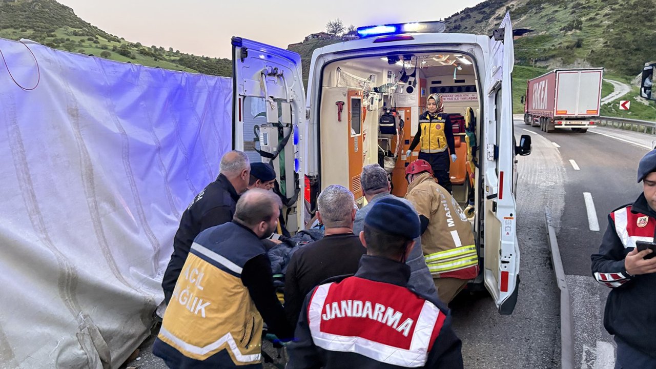 Kontrolden çıkan tır devrildi: 1 yaralı