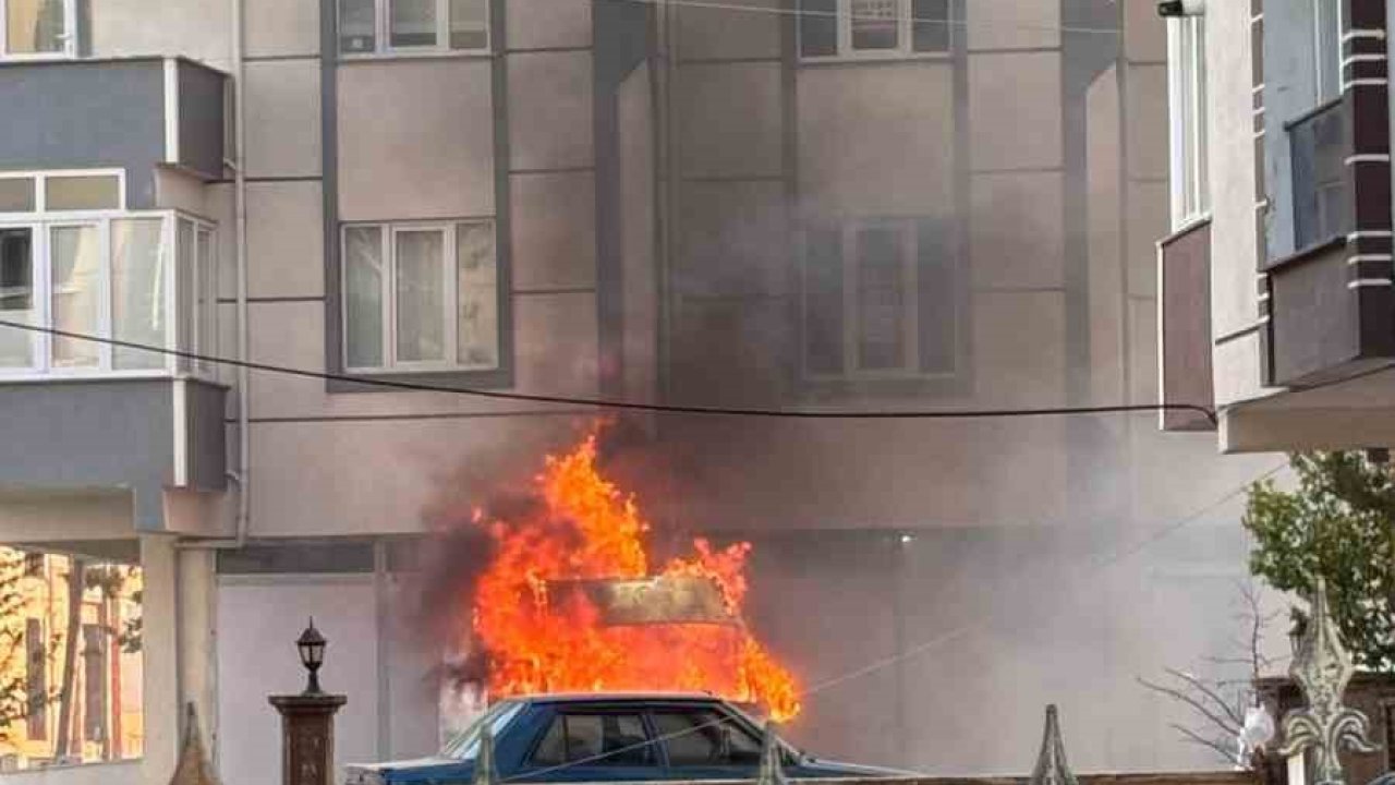 Tekstil malzemeleri yüklü minibüs alev aldı