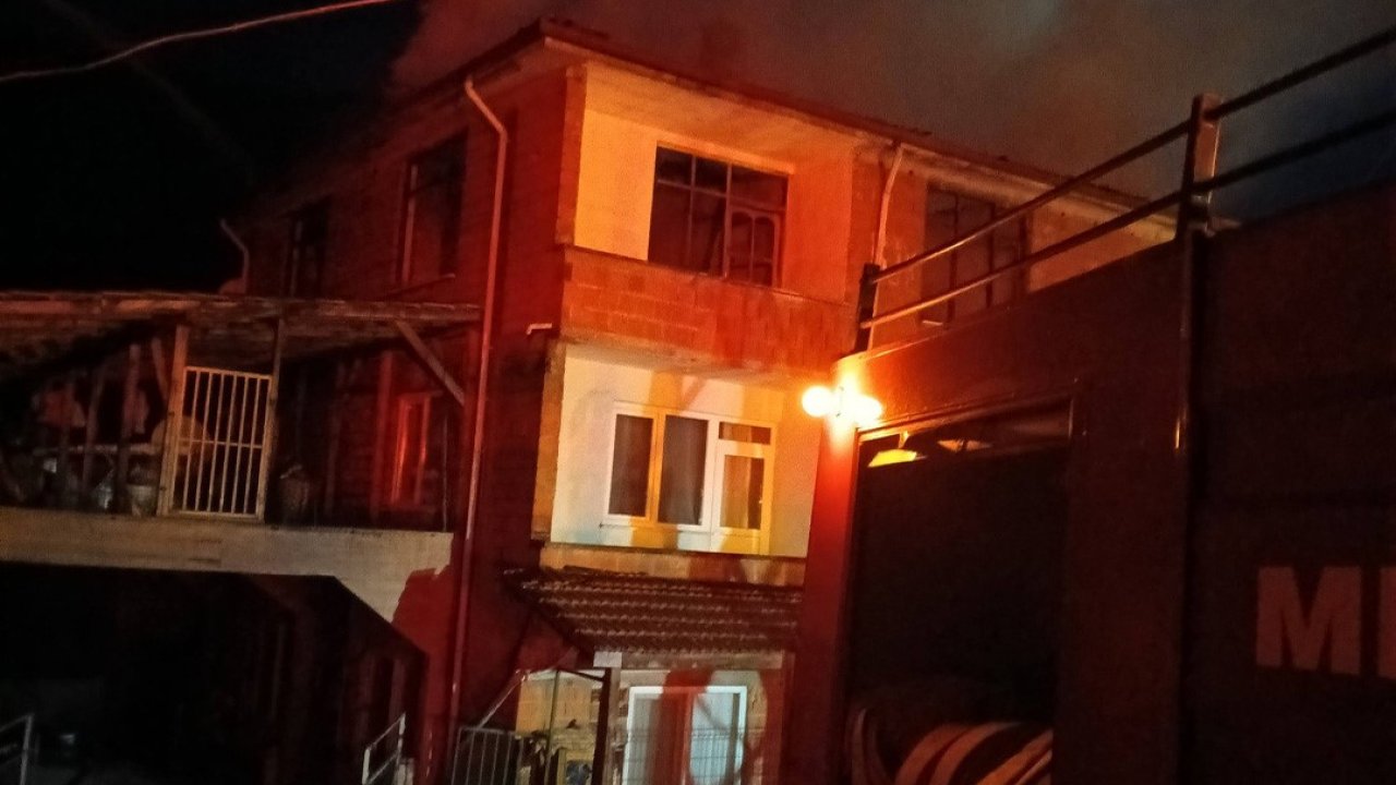 Bolu’da 3 katlı binada yangın çıktı