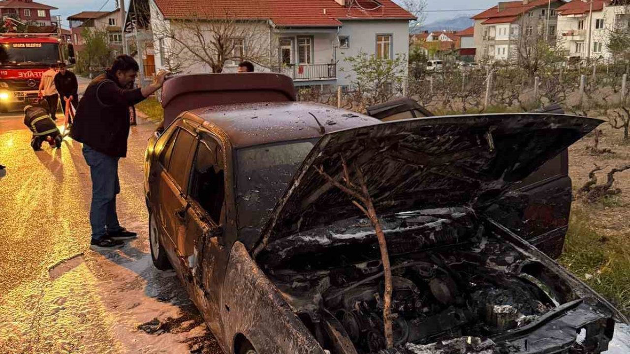 Motor kısmında çıkan yangın otomobili küle çevirdi