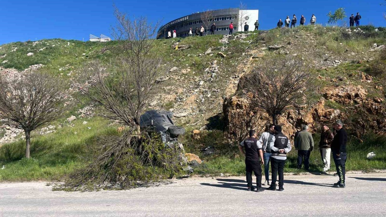 Park halindeki otomobil hareket ederek uçuruma yuvarlandı