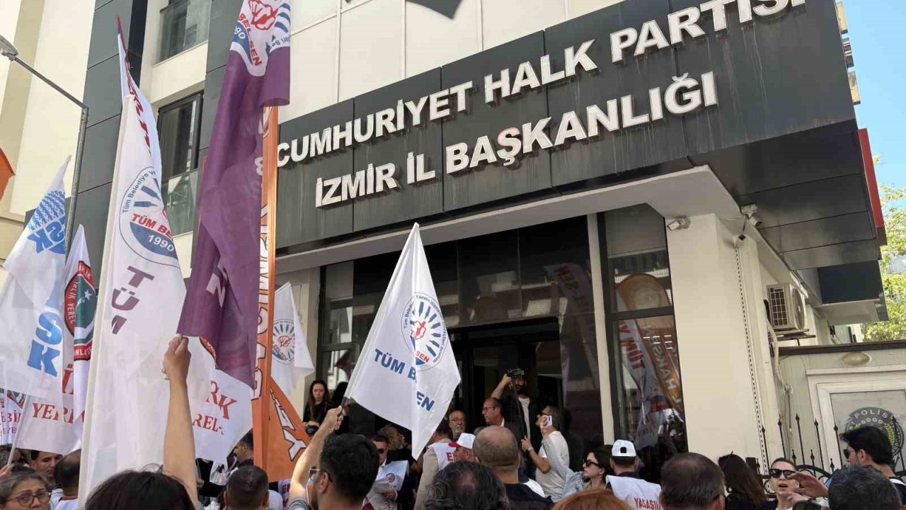 İzmir’de belediye memurları CHP’nin kapısına dayandı