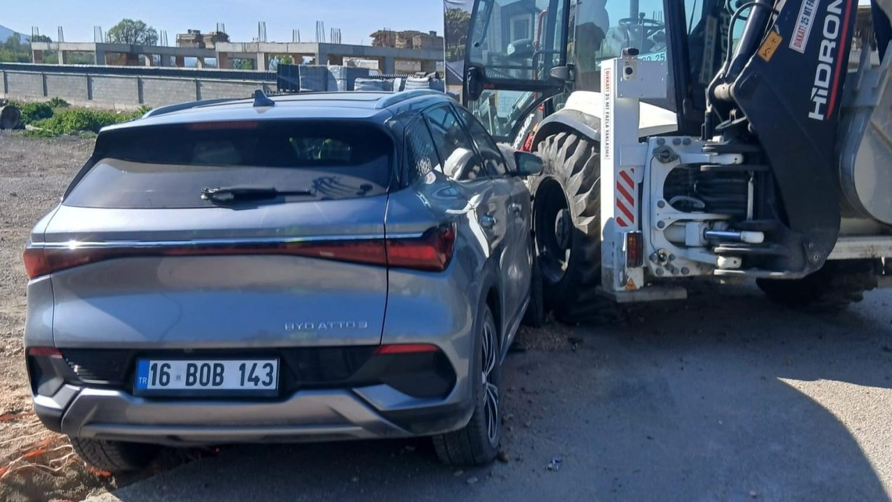 İnegöl’de otomobil iş makinasına çarptı: 1 yaralı