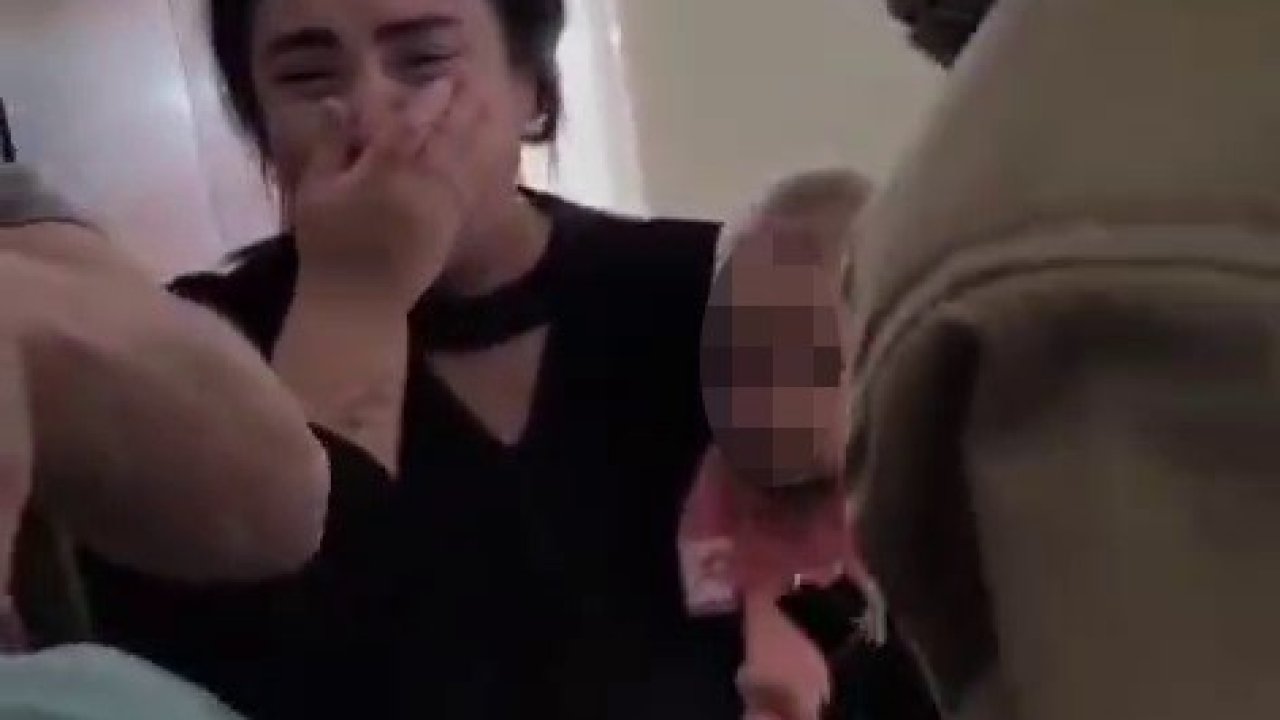 Parmağı sıkışan çocuğun korku dolu ağlayışı anneyi gözyaşı içerisinde bıraktı