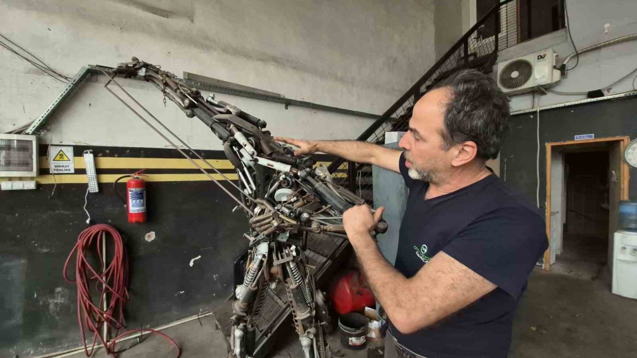 850 parça hurdayı birleştirdi, 200 kiloluk metal figür yaptı