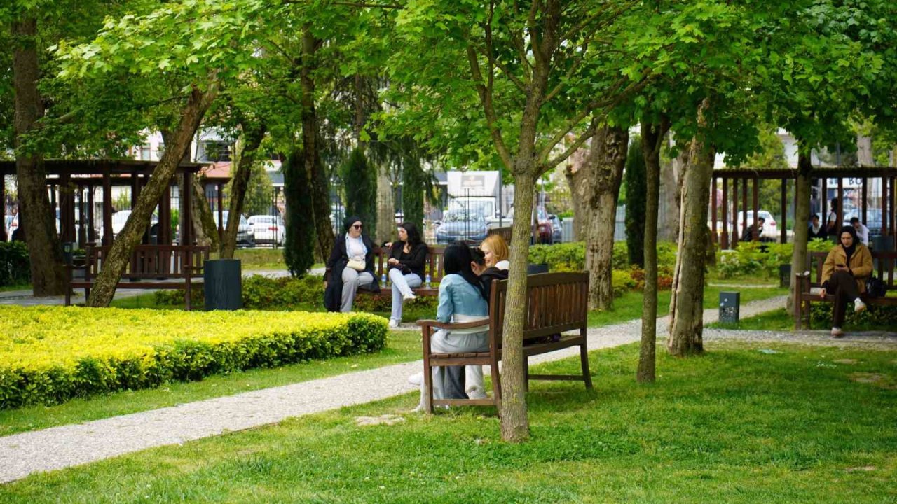 Sakarya’da güneşli havayı fırsat bilen vatandaşlar park ve caddelere akın etti
