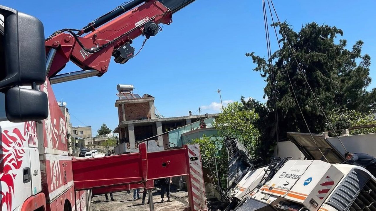 Siirt’te iş makinesi devrildi