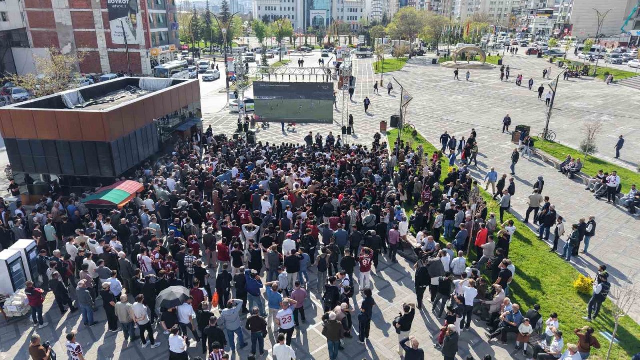Taraftarlar Elazığspor maçını kentin göbeğinde dev ekrandan izledi