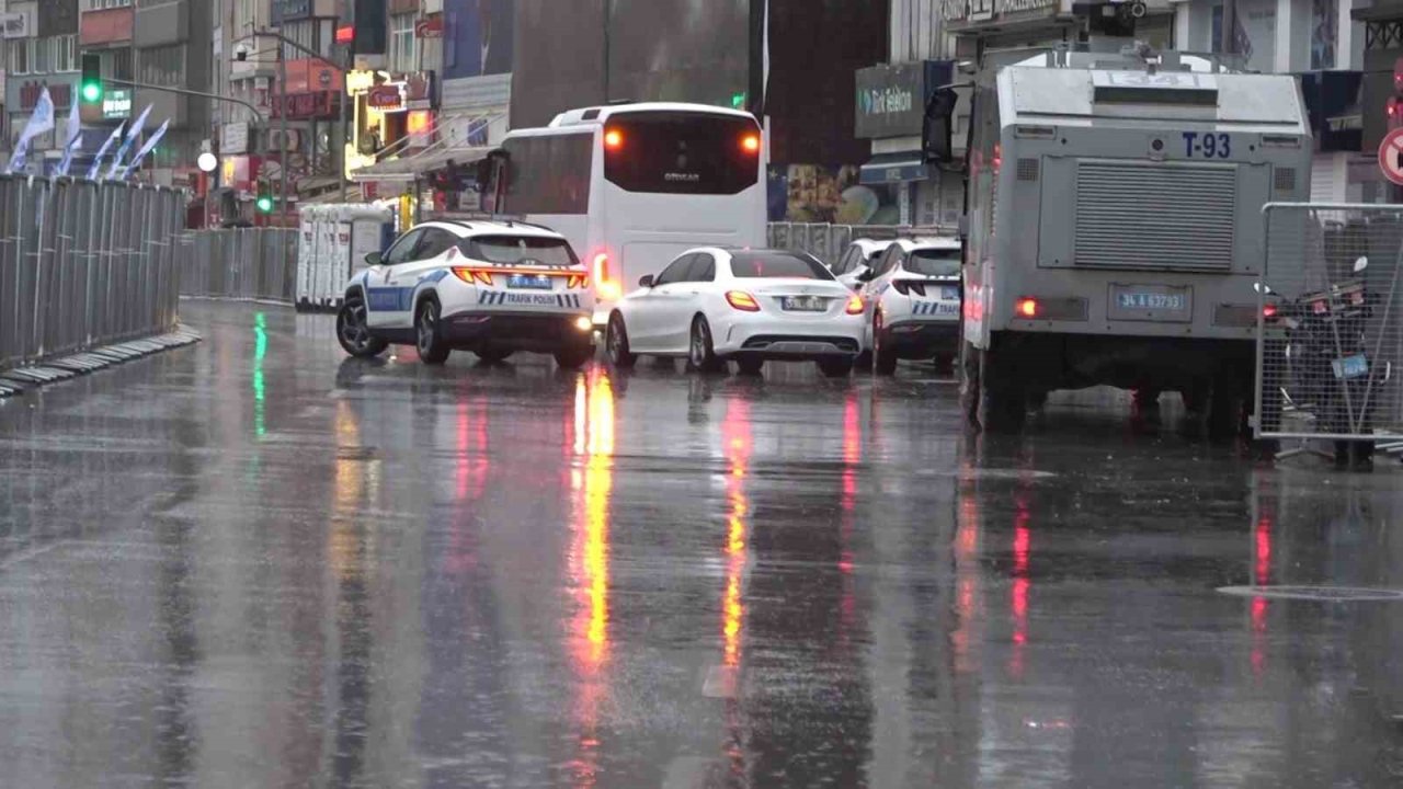 İstanbul’da 1 Mayıs önlemleri: Kadıköy Meydanı araç trafiğine kapatıldı