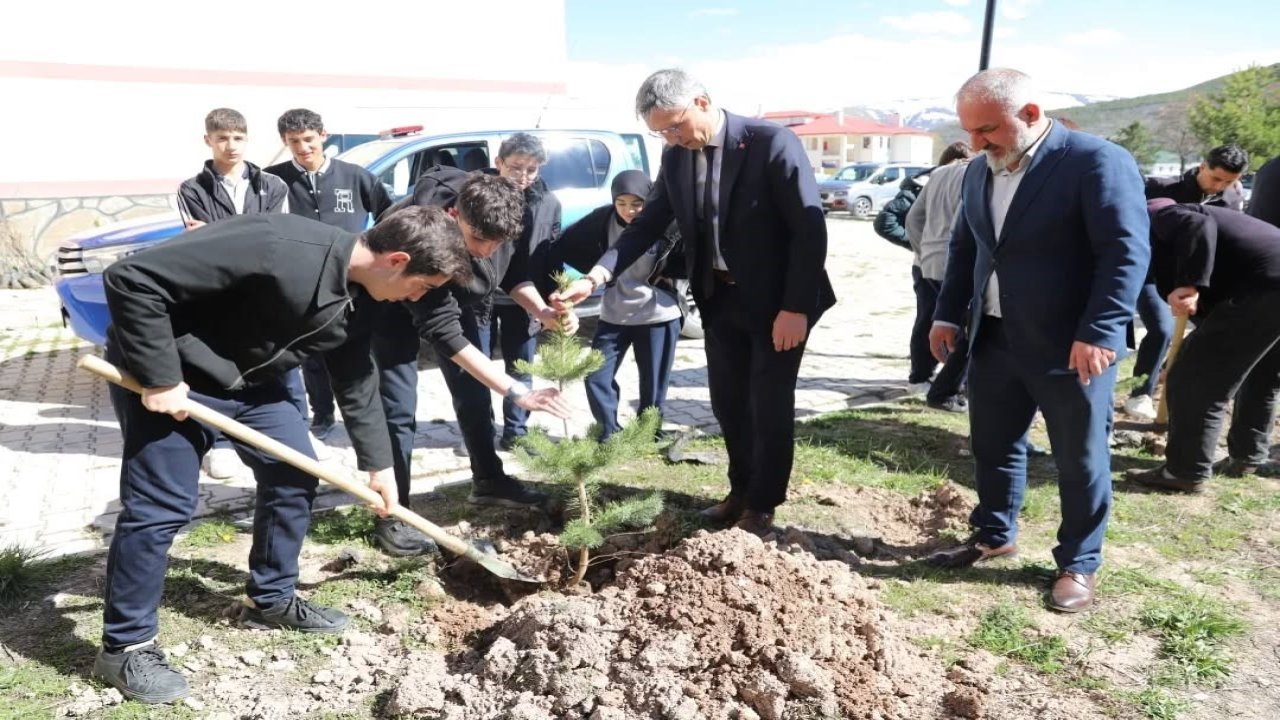 Bayburt’ta öğrenciler fidanları toprakla buluşturdu