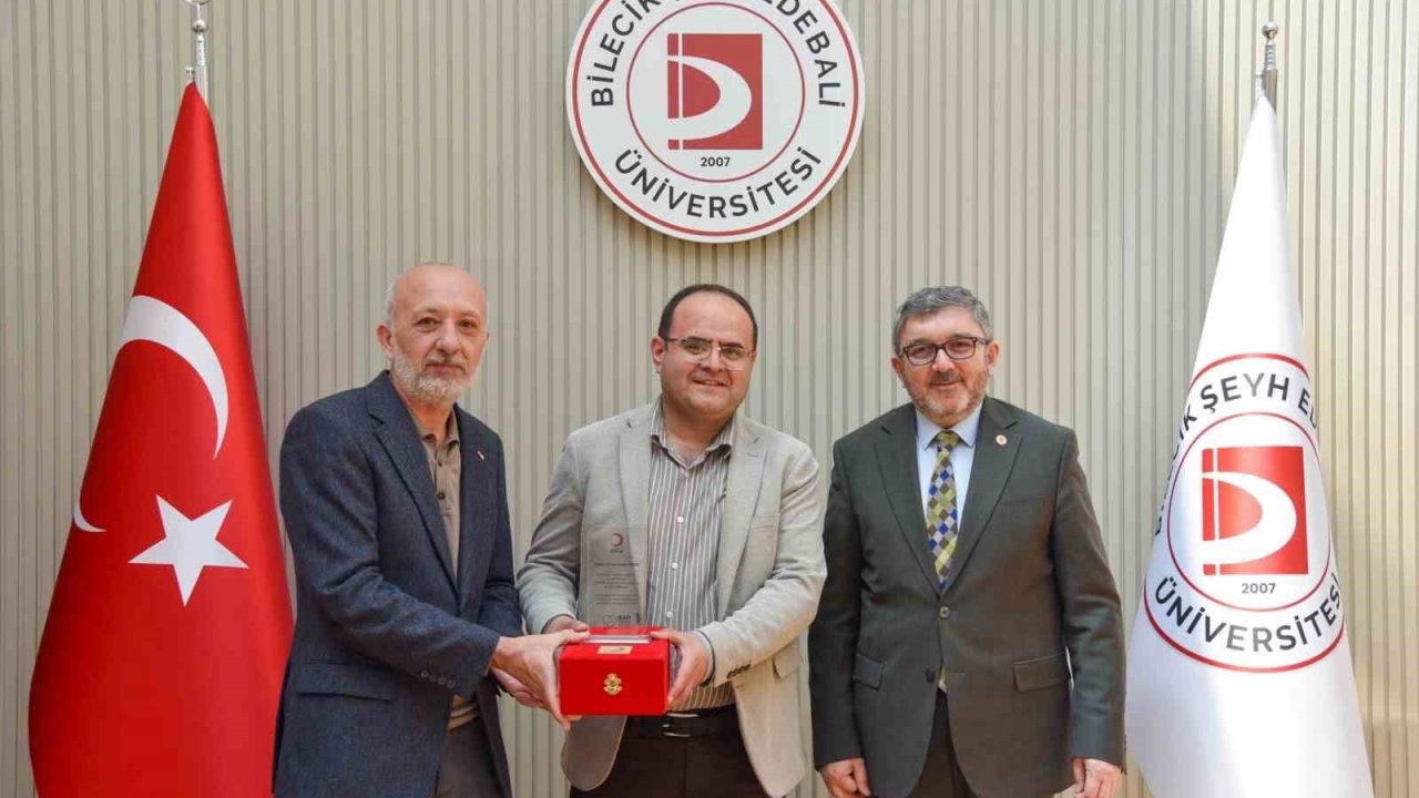 BŞEÜ’ye gümüş madalya ve madalya beratı takdimi