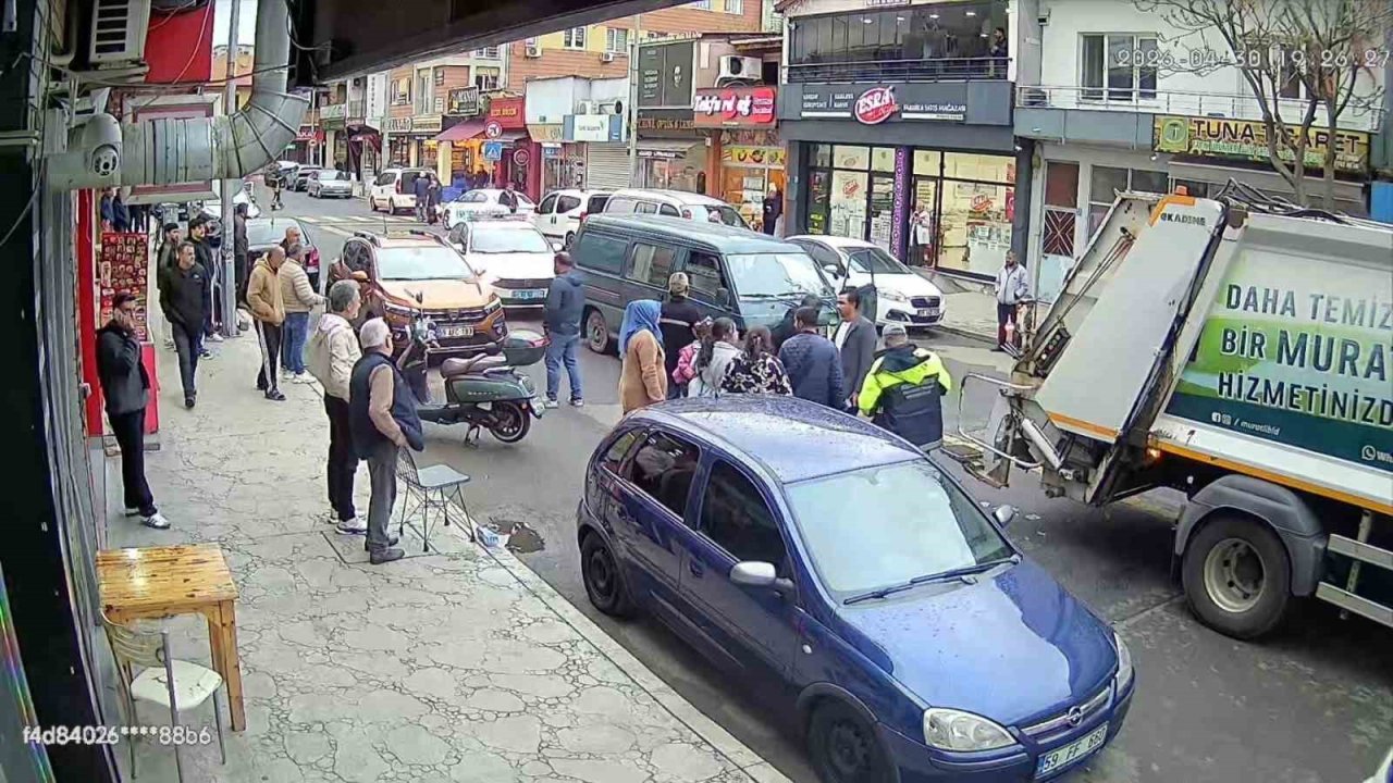 Çöp toplama kamyonuna çarpan hafif ticari araç işçiyi yaraladı: Kaza anı kamerada