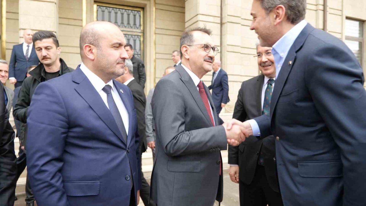 Bakan Bayraktar Eskişehir Valiliğini ziyaret etti