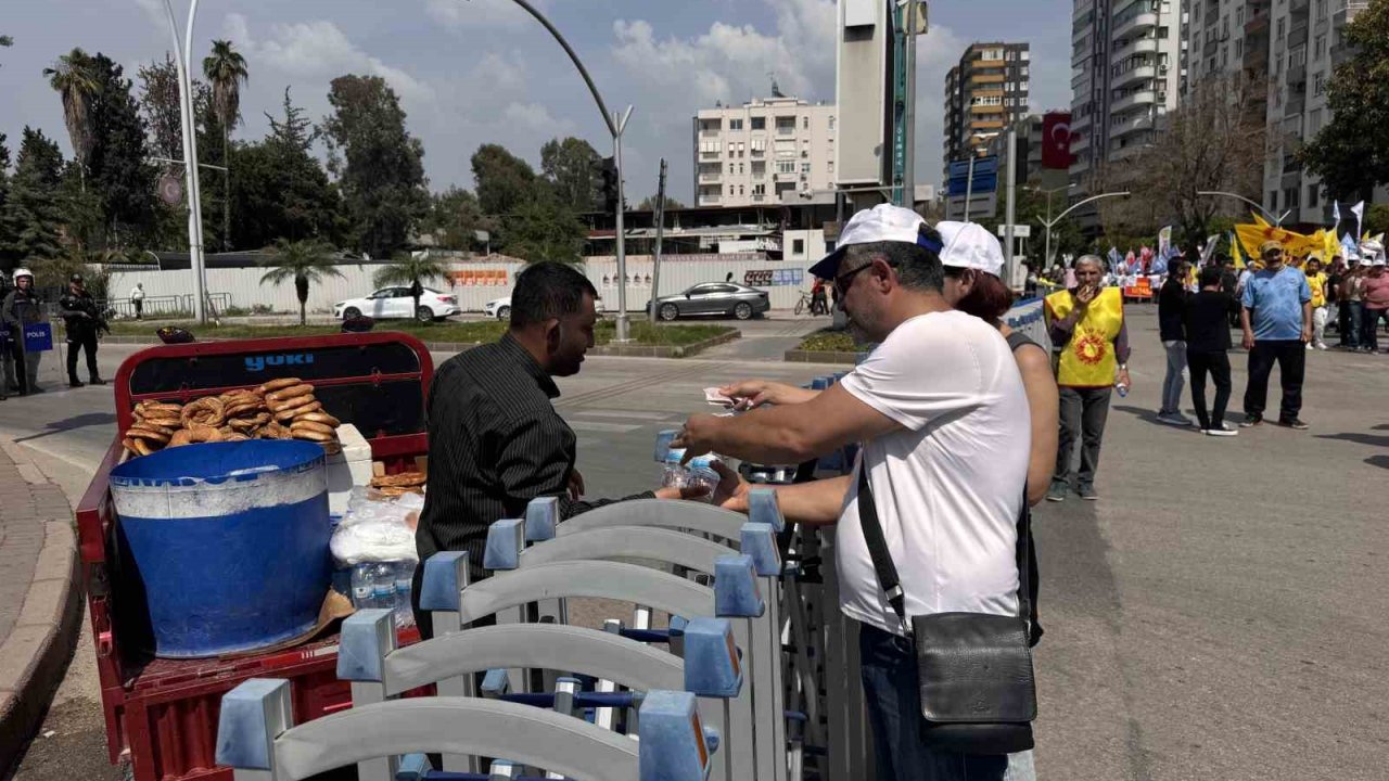 Adana’da simitçiler ve su satıcıları bariyerlerin arkasında çalışmaya devam etti