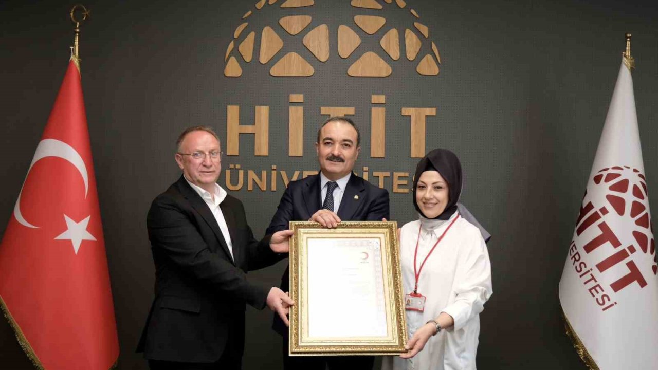 Hitit Üniversitesi’nin kan bağışı duyarlılığına Kızılay’dan gümüş madalya