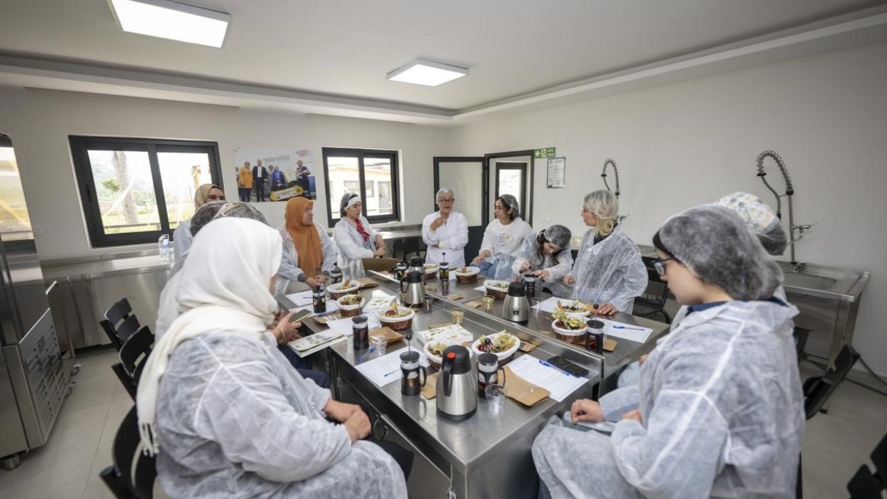 Mersin’de kadın üreticilere bitki çayı eğitimi