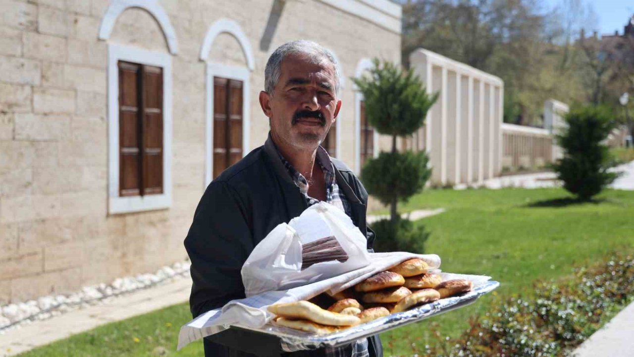 Emekli baba, ev yapımı poğaça satarak çocuğunun tedavisine destek oluyor